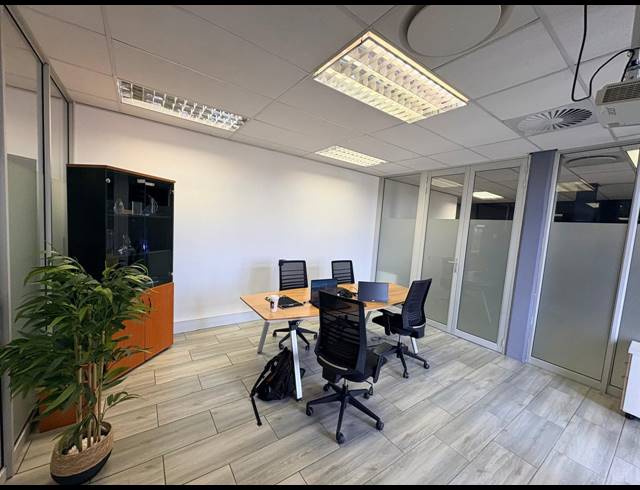 180M² OFFICE TO LET IN FOURWAYS